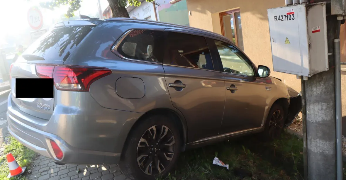 Opilý řidič na Zlínsku naboural s autem do domu, majitele pak ohrožoval sekáčkem