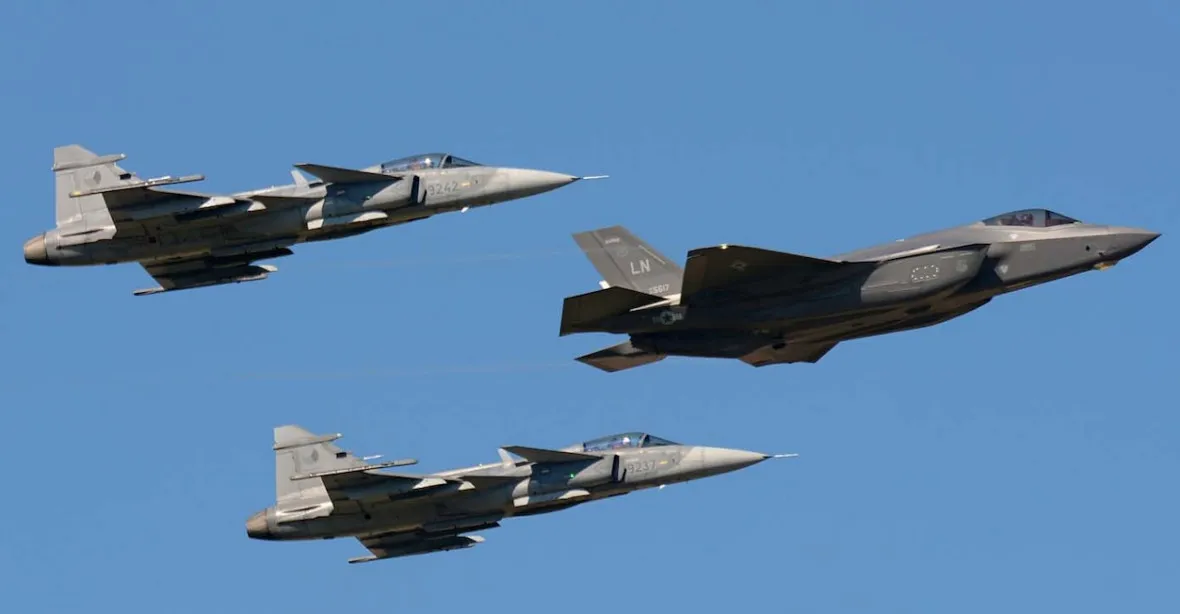 Americké F-35 proti švédskému Gripenu. Proč chce armáda jít po výrazně dražší cestě