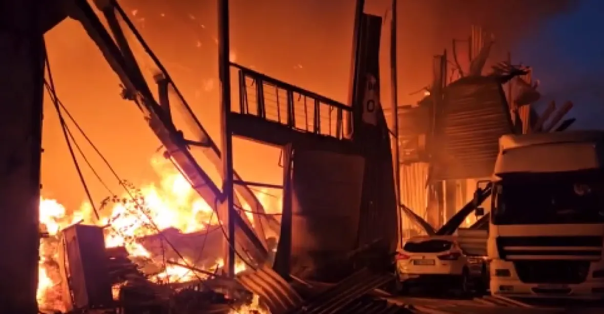 Výbuchy a požáry. Hoří ropná rafinerie v ukrajinském Kremenčuku a sklad paliva v ruské Soči