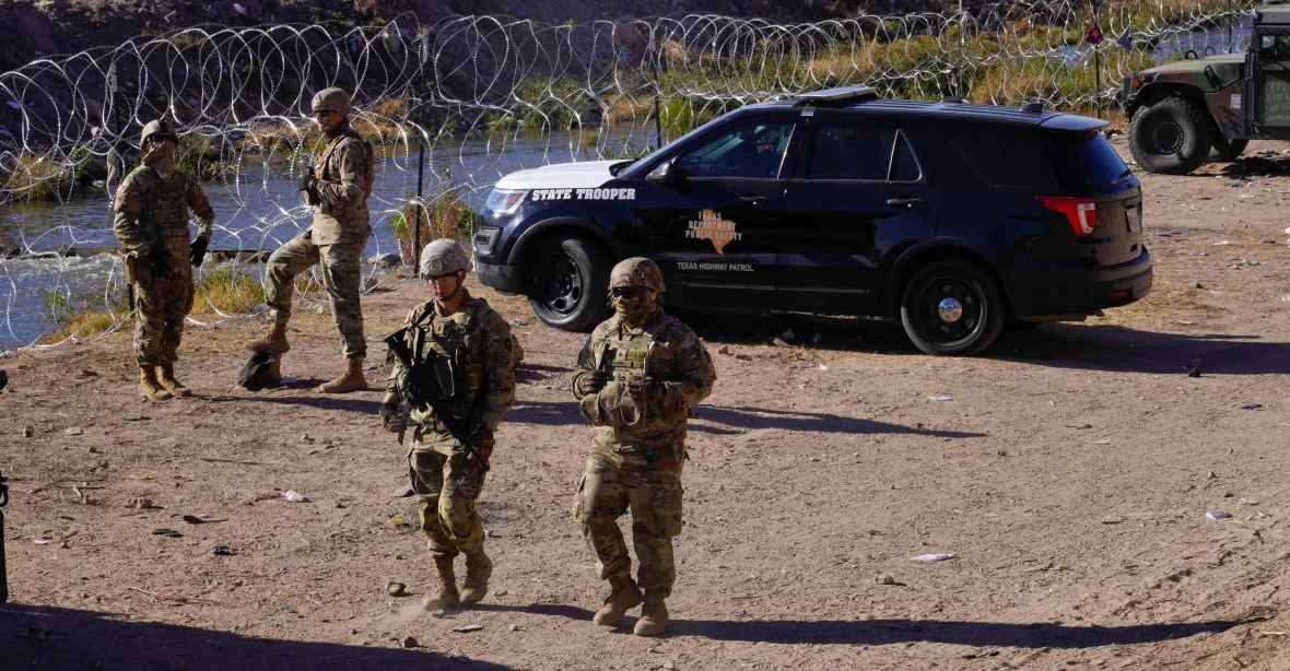 VIDEO: Skupiny o tisících migrantů překračují jižní hranici USA. Stav nouze v Eagle Pass