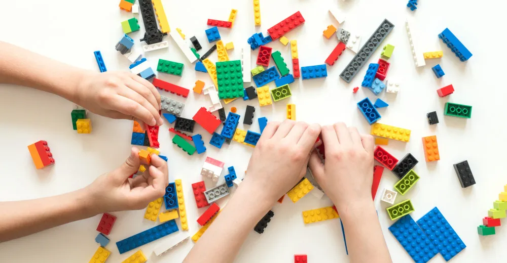 Lego nebude vyrábět stavebnice z recyklovaných plastových lahví. Přechod by vedl k ještě vyšším emisím