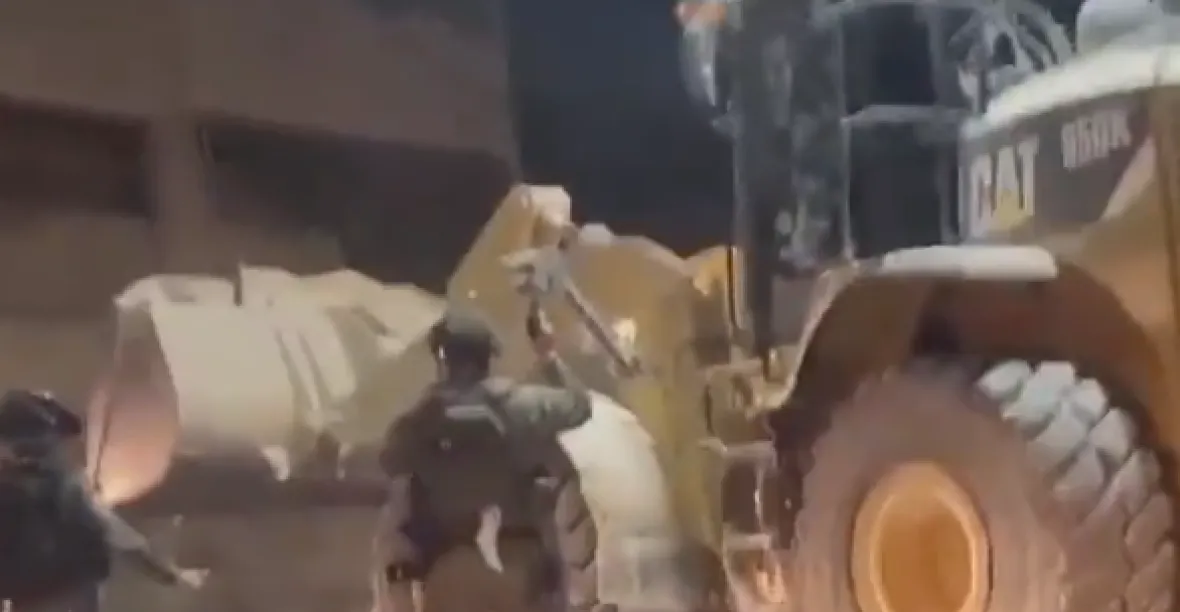VIDEO: Netradiční zbraně Hamásu. Terorista ukradl buldozer a vyjel proti izraelským vojákům