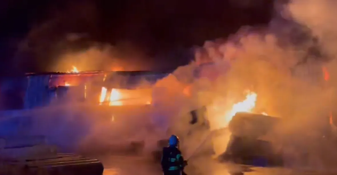 VIDEO: Mohutný požár textilky Juta v Turnově. Škoda je 160 milionů