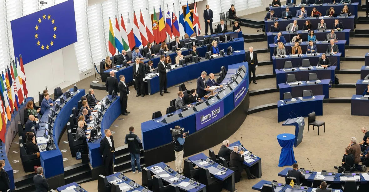 „Hosana, socialisti a zelení poraženi,“ slaví Vondra. Výbor EP schválil zprávu o normě Euro 7
