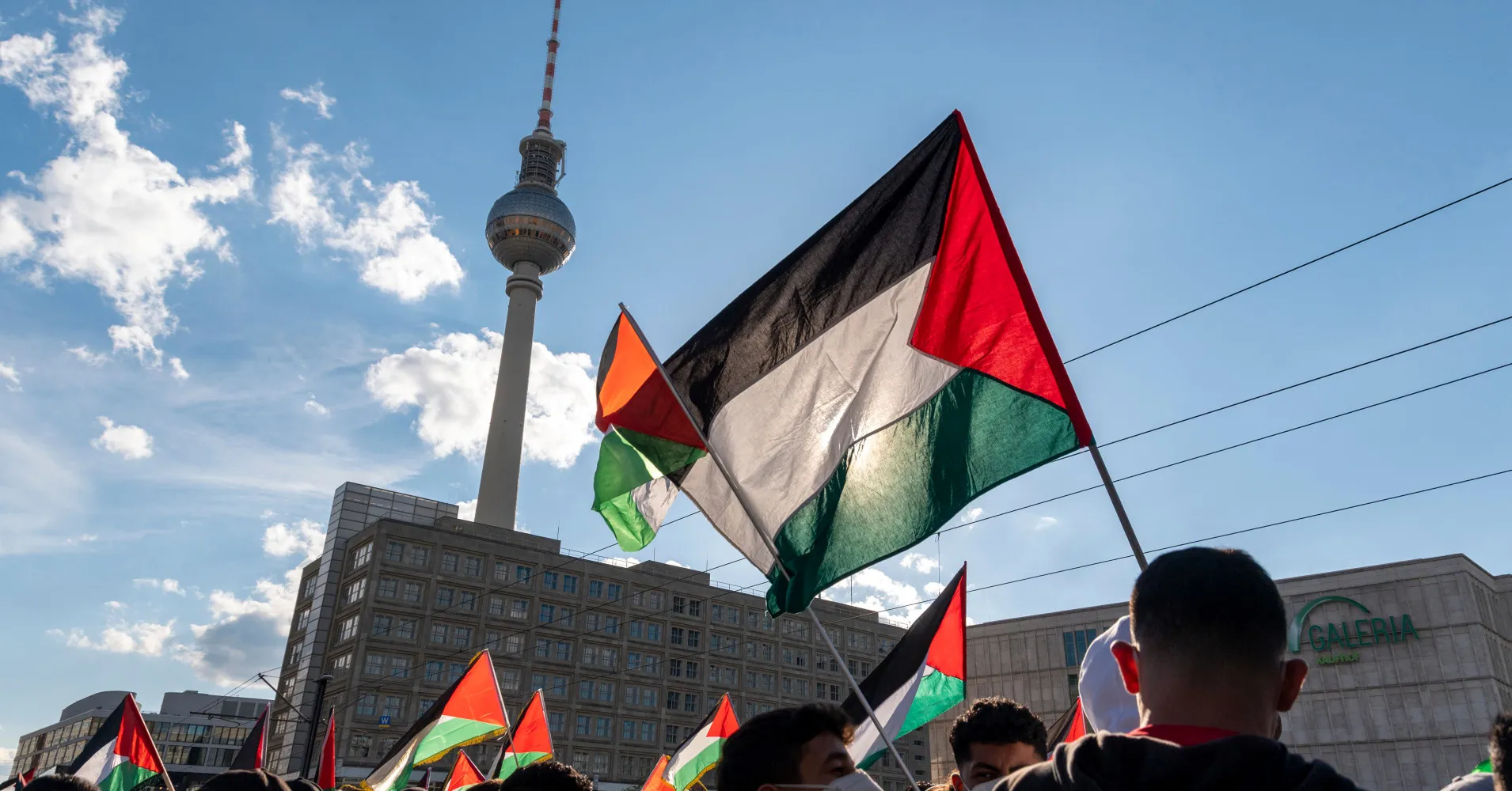 „Wir werden das Schwert ziehen.“  Deutschland spricht über die Abschiebung von Menschen, die in den Straßen der Hamas feiern