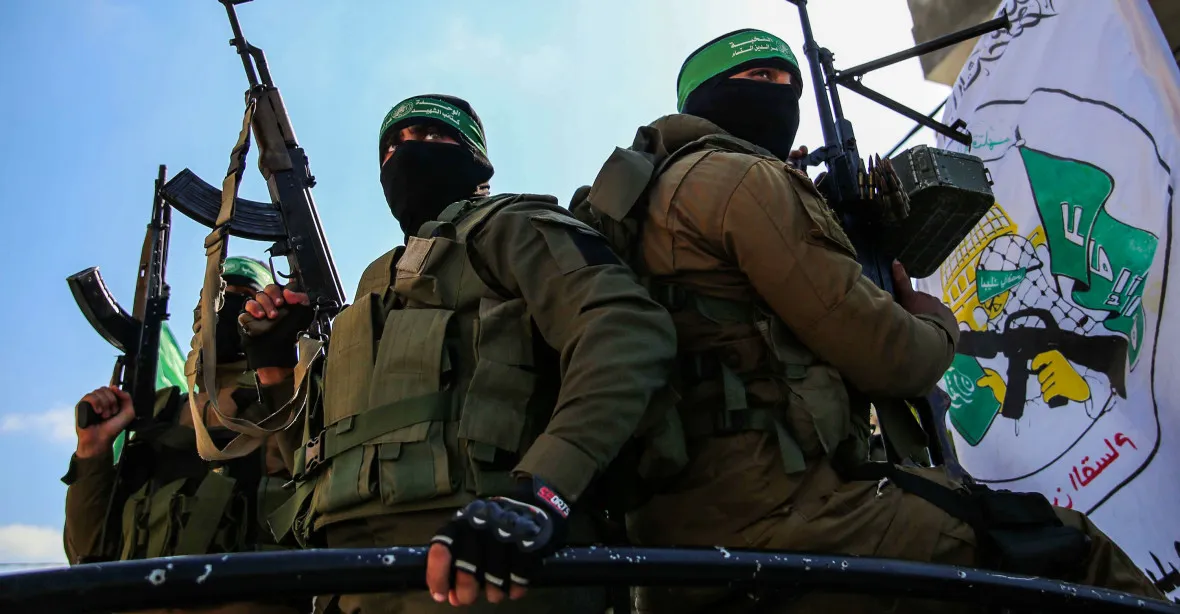 VIDEO: Útoky nožem, demonstrace a slzný plyn. Přívrženci Hamásu vyšli do ulic