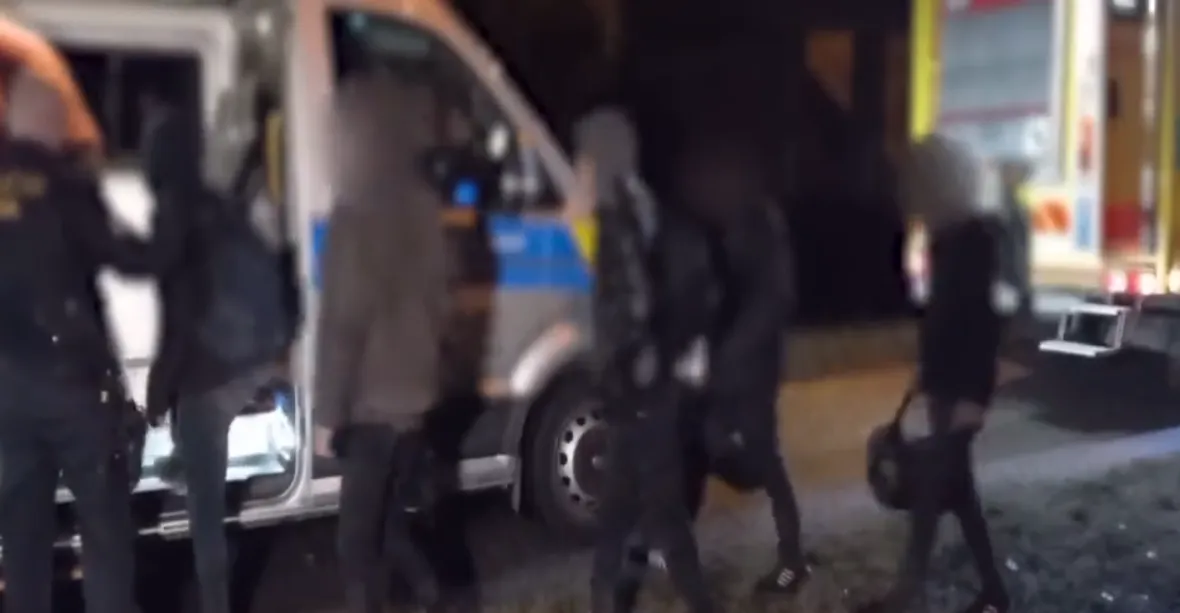 VIDEO: Policisté na jihu Moravy zadrželi desítky migrantů. Řidič s dvaceti z nich havaroval