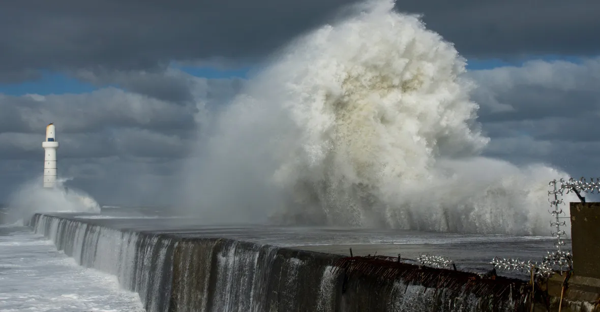 VIDEO: Vlna velká jako maják. Na sever Evropy udeřila bouře Babet, Irsko postihly záplavy