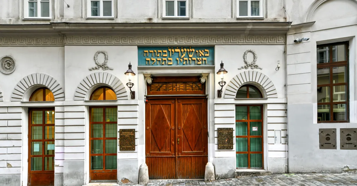 VIDEO: Antisemitský útok ve Vídni. Strhli vlajku ze synagogy, žena předváděla samopal