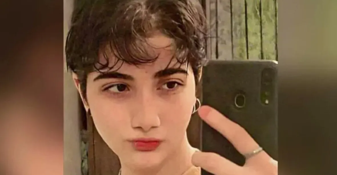 16letá dívka v metru neměla hidžáb. Po střetu utrpěla mozkovou smrt