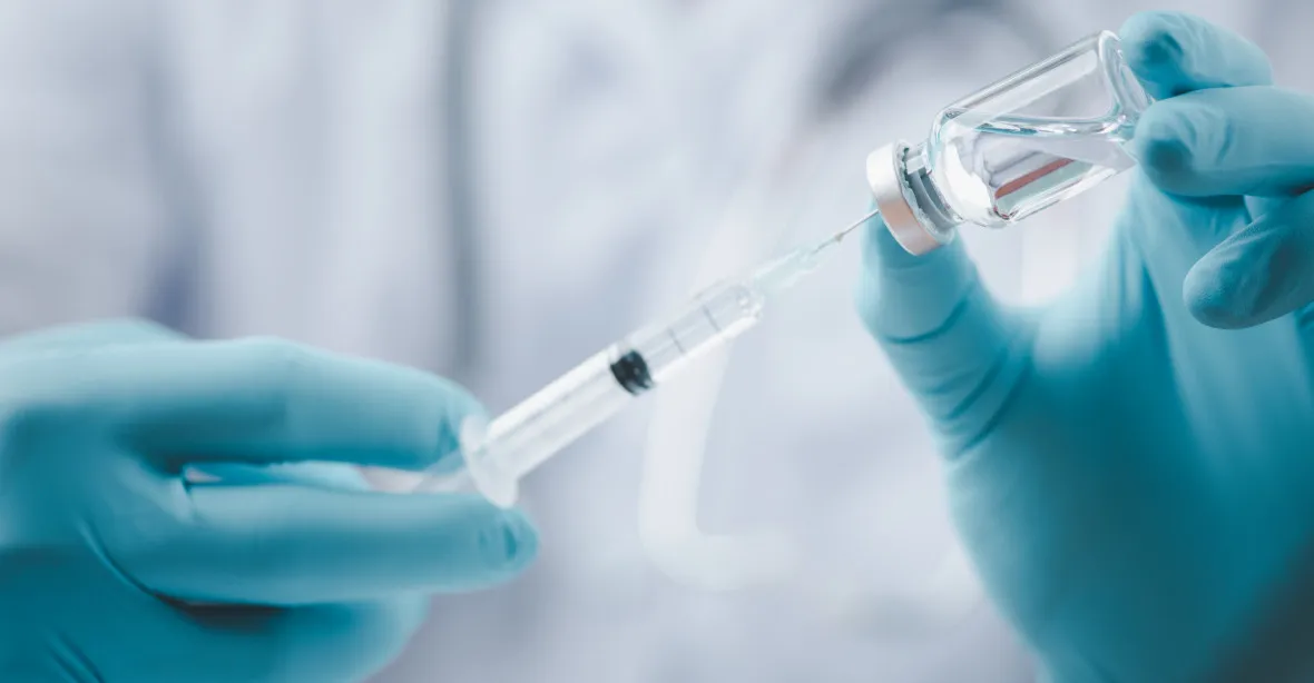 Očkování proti covidu a zároveň chřipce může zvýšit riziko mrtvice
