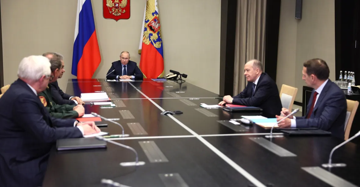 Před setkáním s Putinem musí lidé stále do několikadenní karantény
