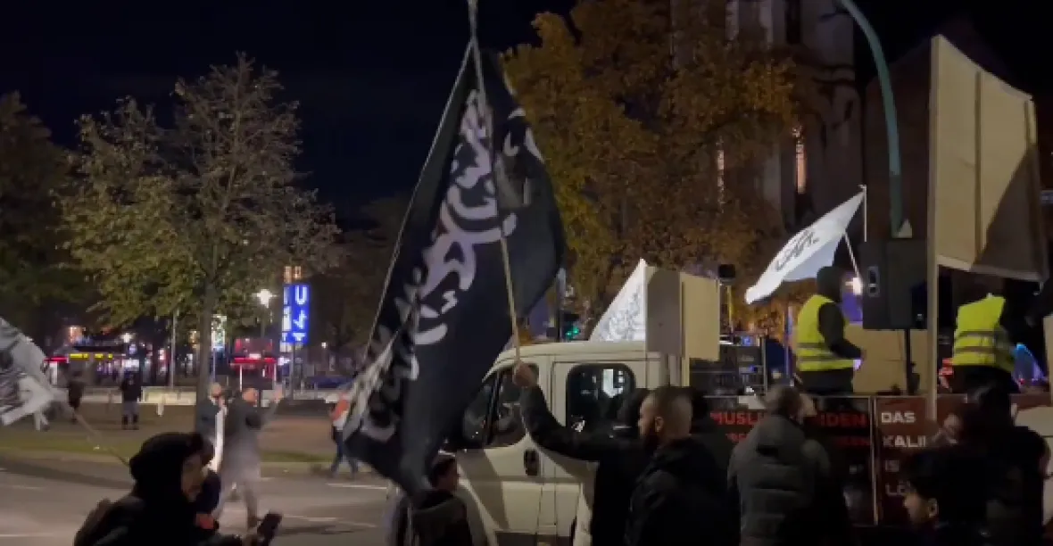 VIDEO: Islamistické vlajky a Allahu Akbar na protiizraelské demonstraci v Essenu