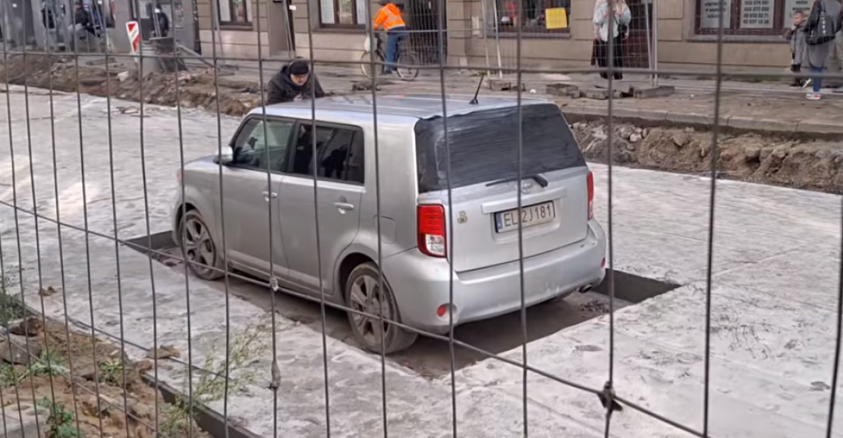 Dělníci při opravě ulice zabetonovali auto, které nikdo nepřeparkoval