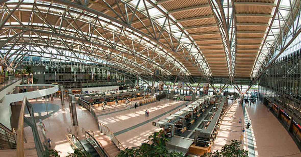 Letiště v Hamburku bylo uzavřeno, do areálu vniknul ozbrojený muž
