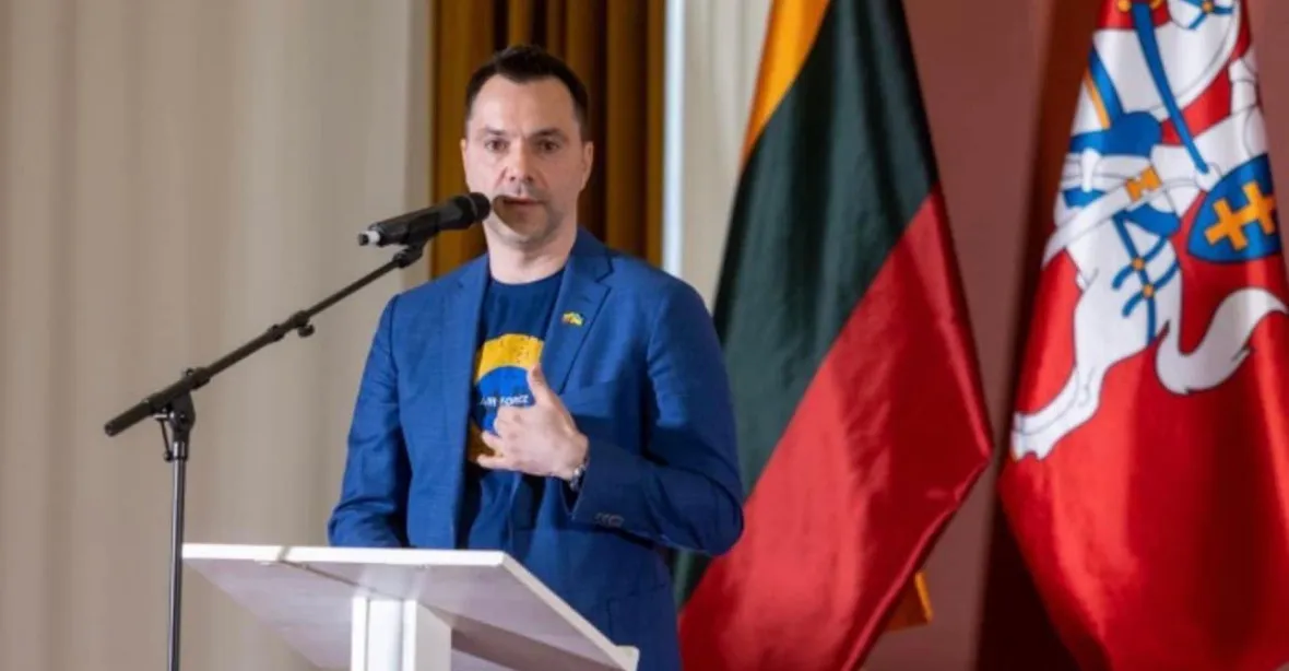 Kandidát Arestovyč tvrdí, že je Zelenským pronásledován, že na něj poslali komando a bojí se vrátit na Ukrajinu