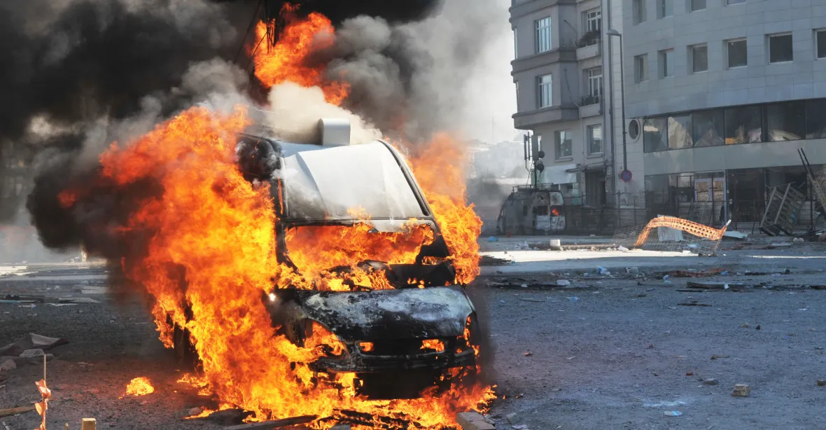 VIDEO: Rus vyskočil ze „sebevražedného“ vozidla. Těsně potom vybouchly dvě tuny TNT