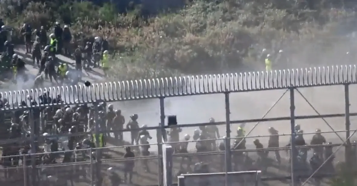 VIDEO: Tisícovka migrantů se najednou snažila překonat plot do Evropy
