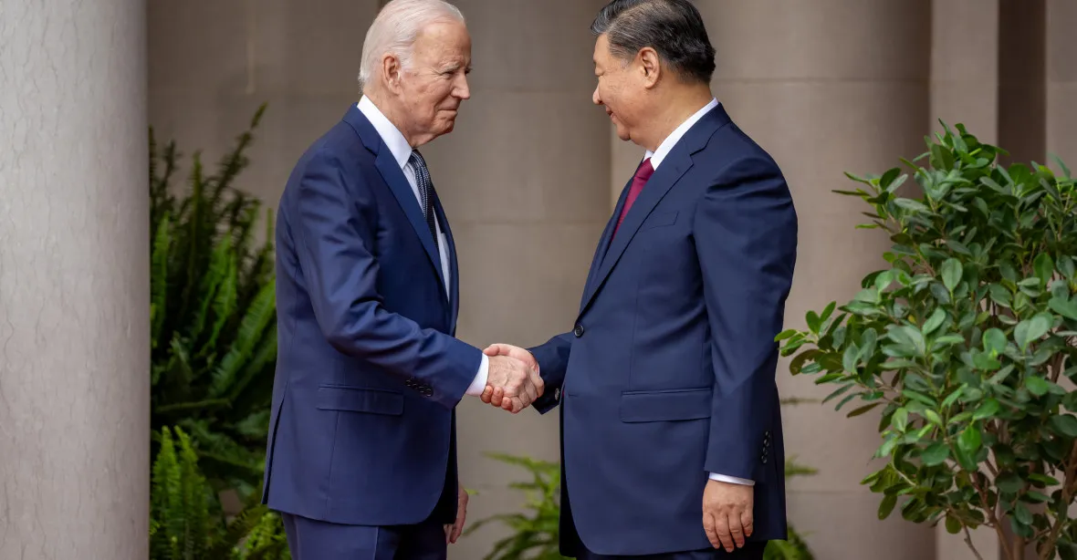 Biden: „To je krásné vozidlo.“ Si: „To je Hongqi, made in China.“ Nakonec dojemné loučení s „diktátorem“