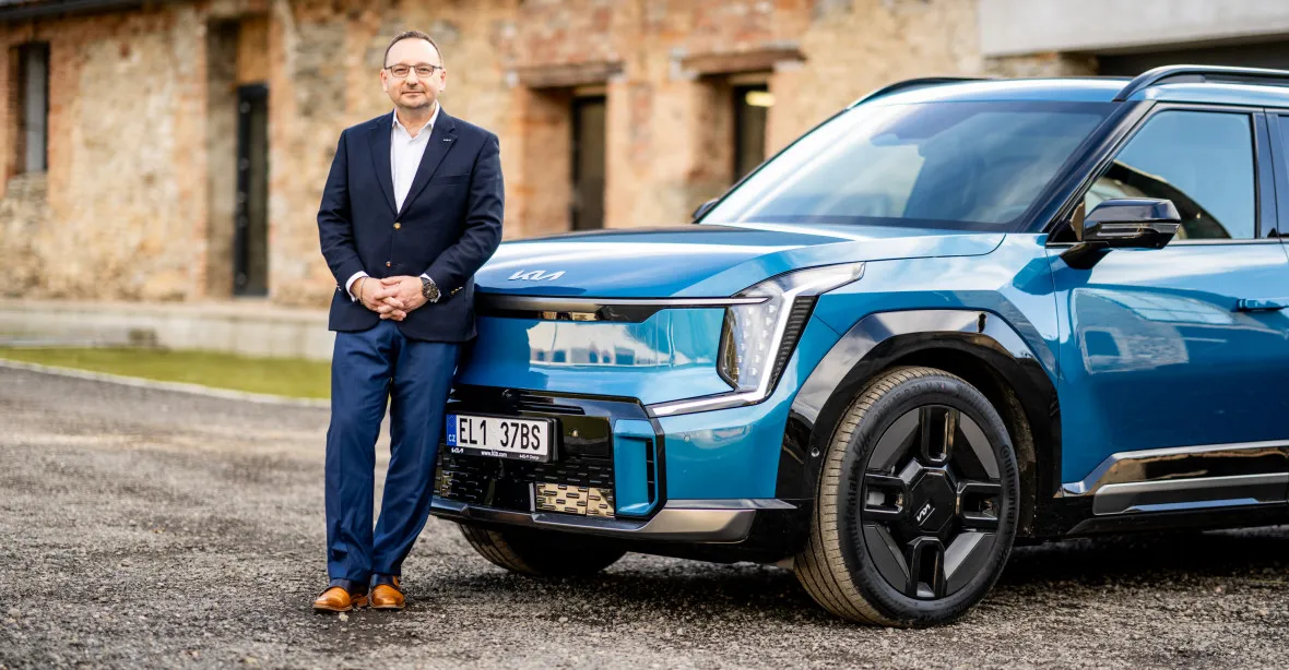 Češi se k elektromobilům dostanou přes ojetiny od firem, věří šéf české Kia
