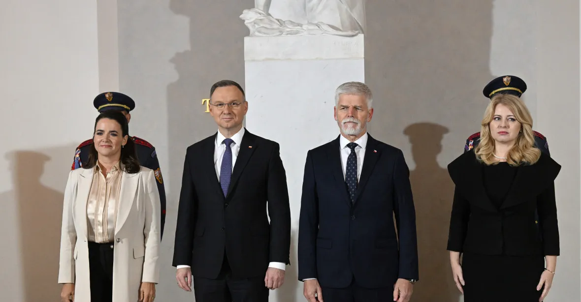 FOTOGALERIE: Do Česka dorazily hlavy států V4. Přivítal je prezident Pavel