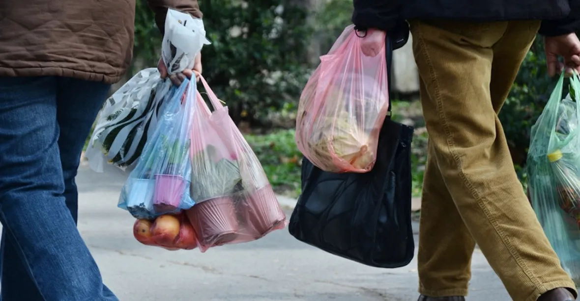 Europoslanci vyhlásili válku používání plastových tašek a sáčků