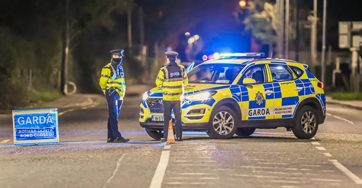 VIDEO: Dublin je v šoku z násilí. Demonstranti  zapálili policejní auto i autobus