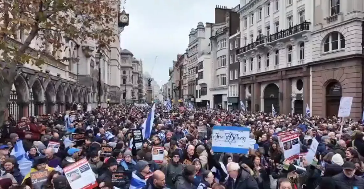 VIDEO: Desítky policistů vedou aktivistu Robinsona. Londýn protestoval proti antisemitismu