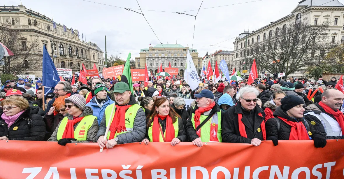 Jurečka chtěl místo bruselské schůzky jednat v Praze s odbory. Ty ho odmítly