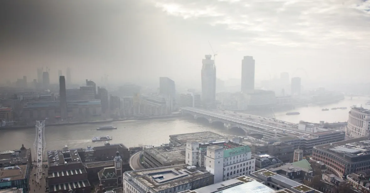 Na město padla neprodyšná mlha. Smog zabil za pět dní v Londýně tisíce lidí