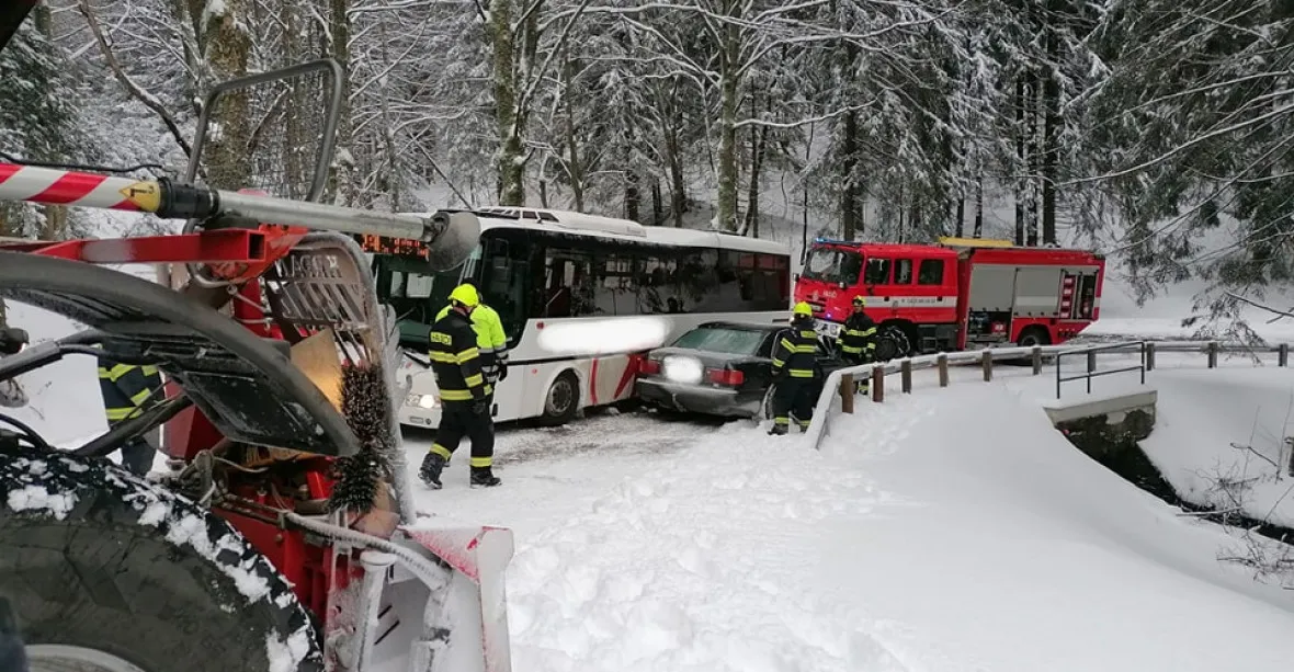 OBRAZEM: Zima komplikuje dopravu v Česku. Bouračky kamionů a stromy na silnicích