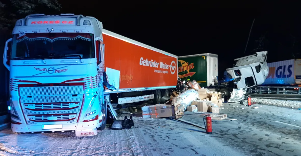 Nehoda čtyř kamionů blokovala D1 celou noc