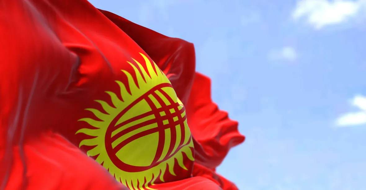 Kyrgyzstán zvažuje změnu vlajky. „Slunečnici“ má nahradit „obojek“, zní kritika