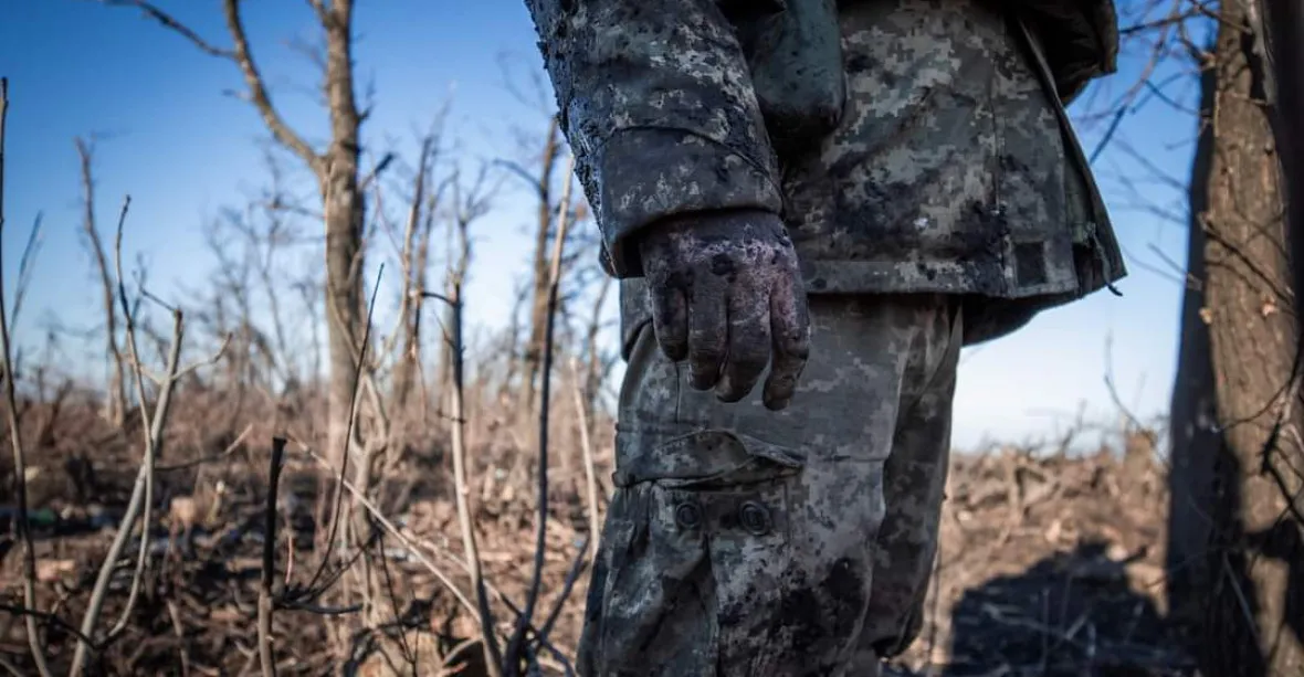 Rusové zastřelili dva ukrajinské vojáky bezprostředně poté, co se vzdali