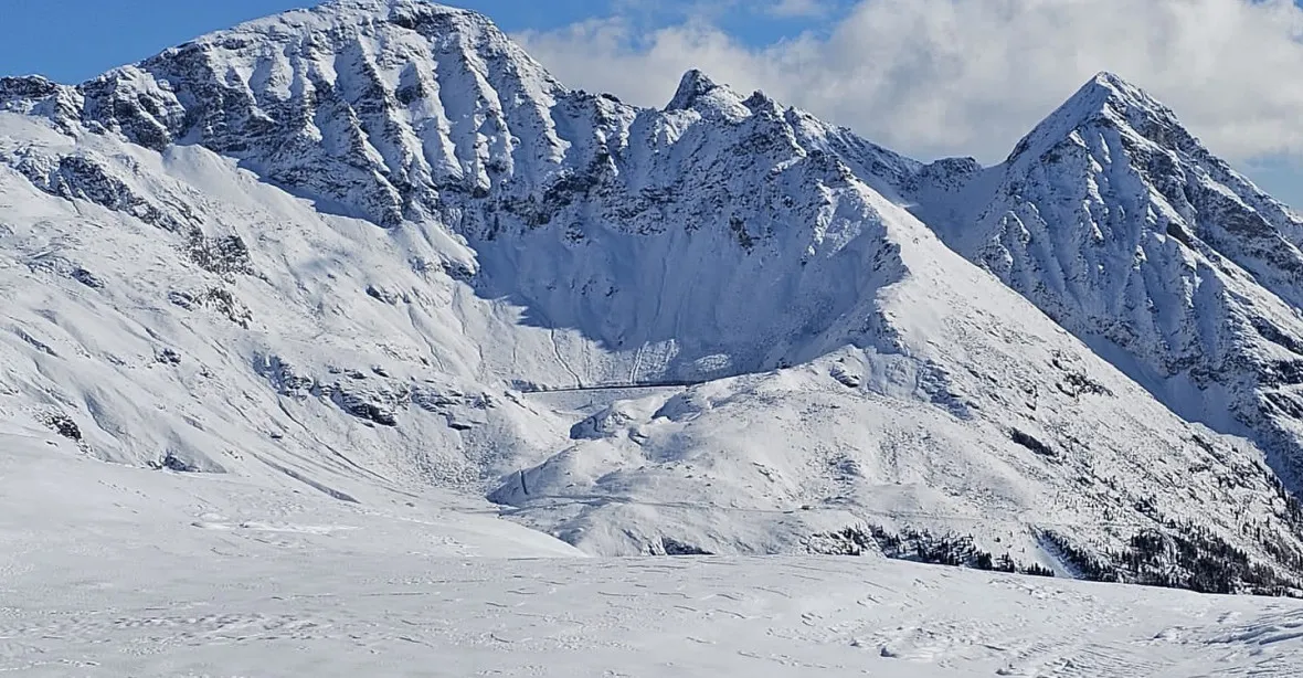 V rakouských Alpách zahynul pod lavinou český lyžař