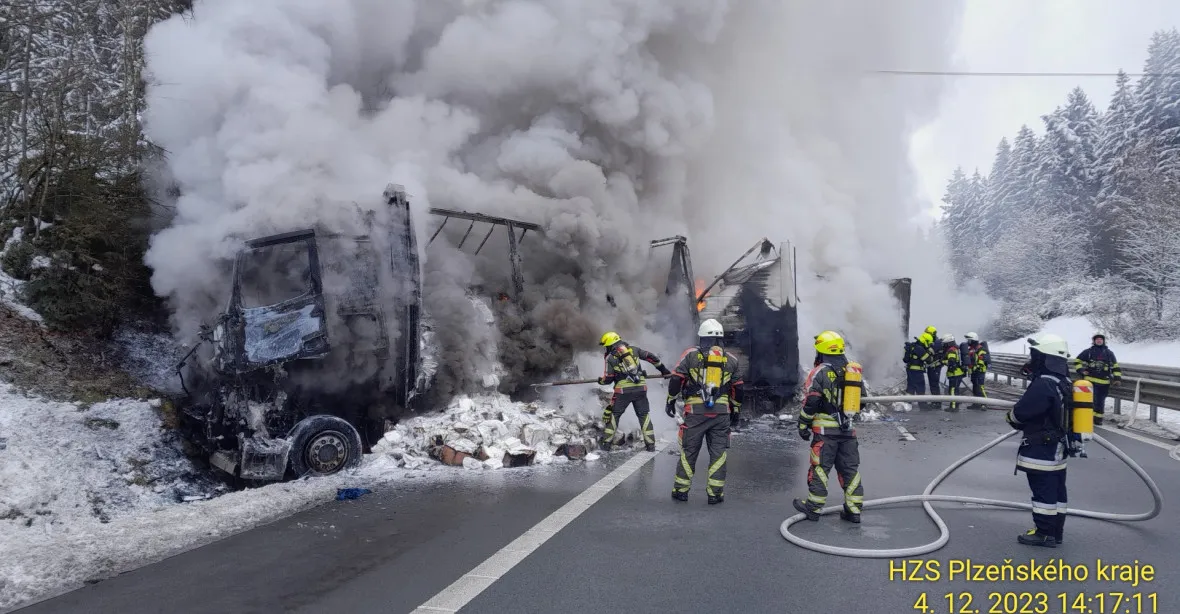 OBRAZEM: Nehoda kamionů zastavila provoz na D5 u hranic s Německem ve směru na Prahu