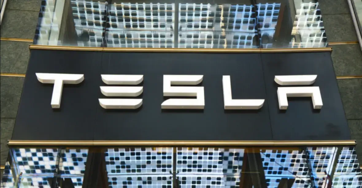 „Vozy Tesla jsou v provozu nebezpečné,“ stěžuje si technik a argumentuje stížnostmi zákazníků