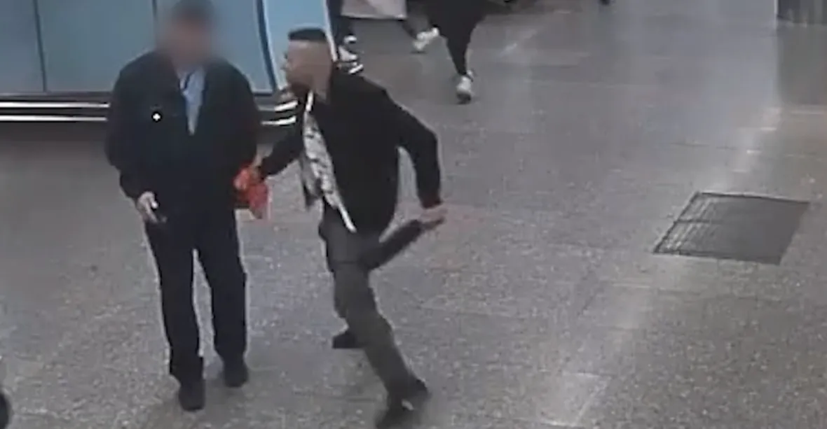VIDEO: Muž vyhrožoval revizorům v metru mačetou