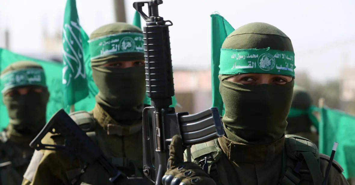 Dáma v červeném utíkala o život pouští, přežila útok Hamásu