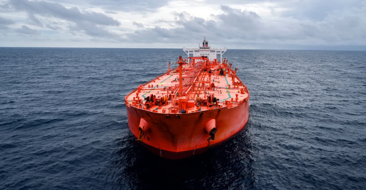 Řízená střela z Jemenu zasáhla norský tanker v Rudém moři, začal hořet