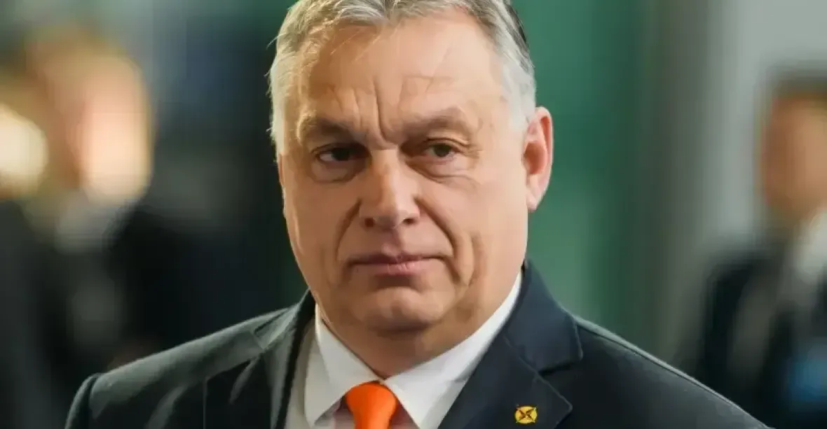 Orbán Ukrajinu v EU dál odmítá, před hlasováním ale odešel ze sálu