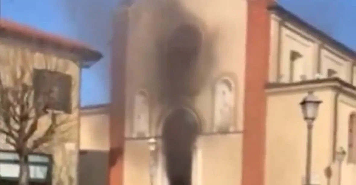Italský kostel v plamenech, sekyrou zničené varhany a betlém. Podezřelý je Maročan