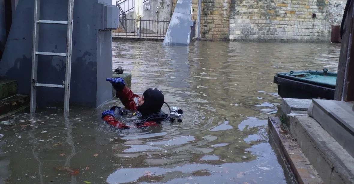 Praha kvůli vysoké vodě zavřela náplavky a zastavila přívozy. Reguluje i vrata na Čertovce