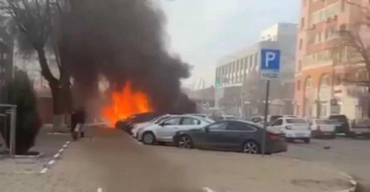 Výbuchy, na ulicích hoří auta, asi 20 mrtvých. Ukrajinci mohutně zaútočili na ruský Belgorod