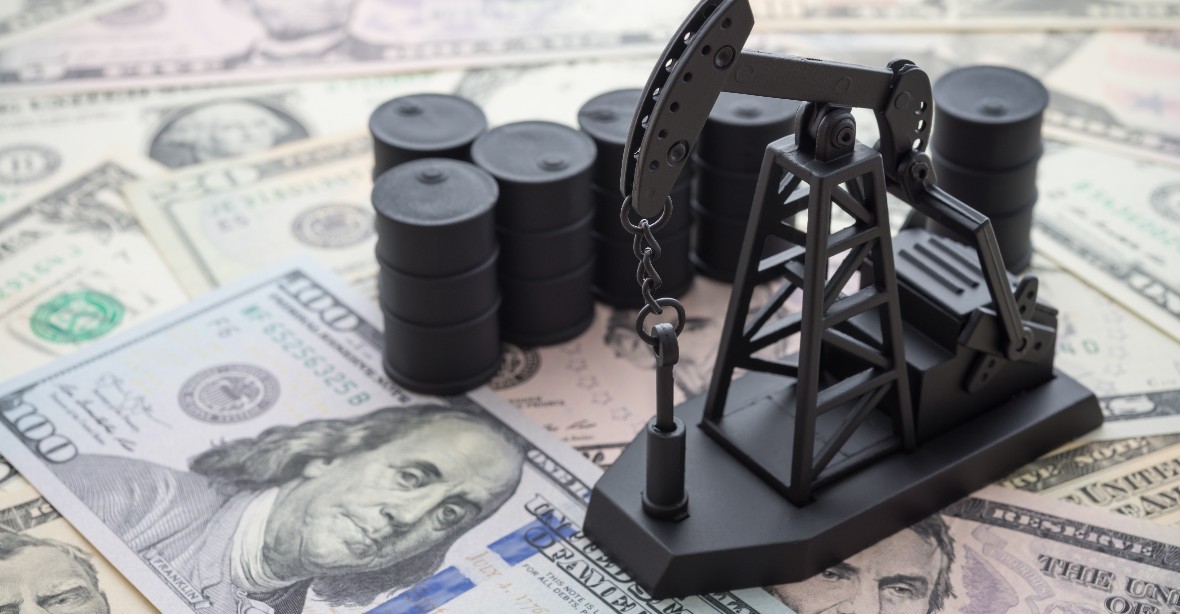 Americký dolar vyklízí pozice na trhu s ropou, ústup může mít i politické důsledky