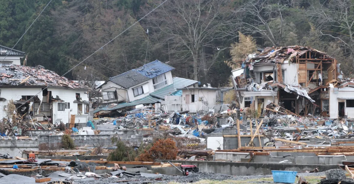 VIDEO: Lidé se vrhají na zem, někteří uvázli pod troskami. Japonsko zasáhlo 21 otřesů