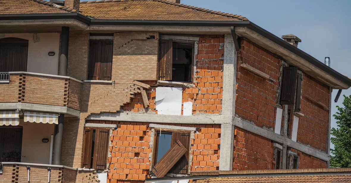 Po zemětřesení v Japonsku zemřelo nejméně 30 lidí, ve Wadžimě vzplálo 200 domů