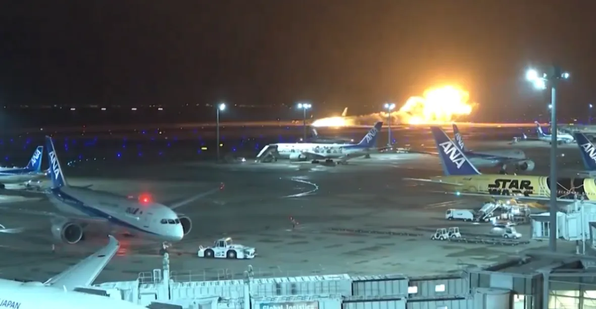 Srážka letadel v Tokiu: cestující měli štěstí, posádka druhého letadla však zemřela