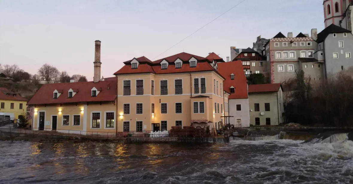 OBRAZEM: V Českém Krumlově se chystají na povodeň, Praha uzavírá náplavky