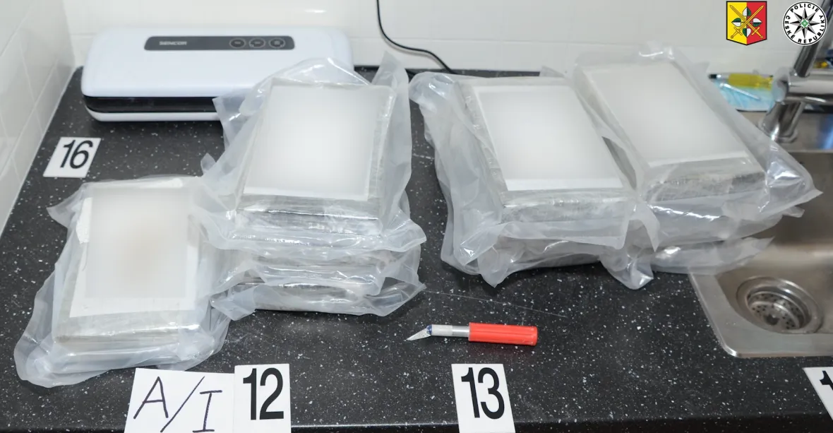 Policie v Praze zadržela dva muže, kteří prodávali desítky kilogramů kokainu ročně